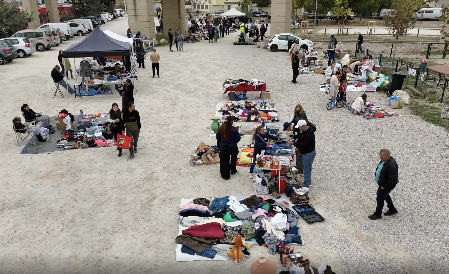 Vue d'ensemble du vide-grenier du quartier